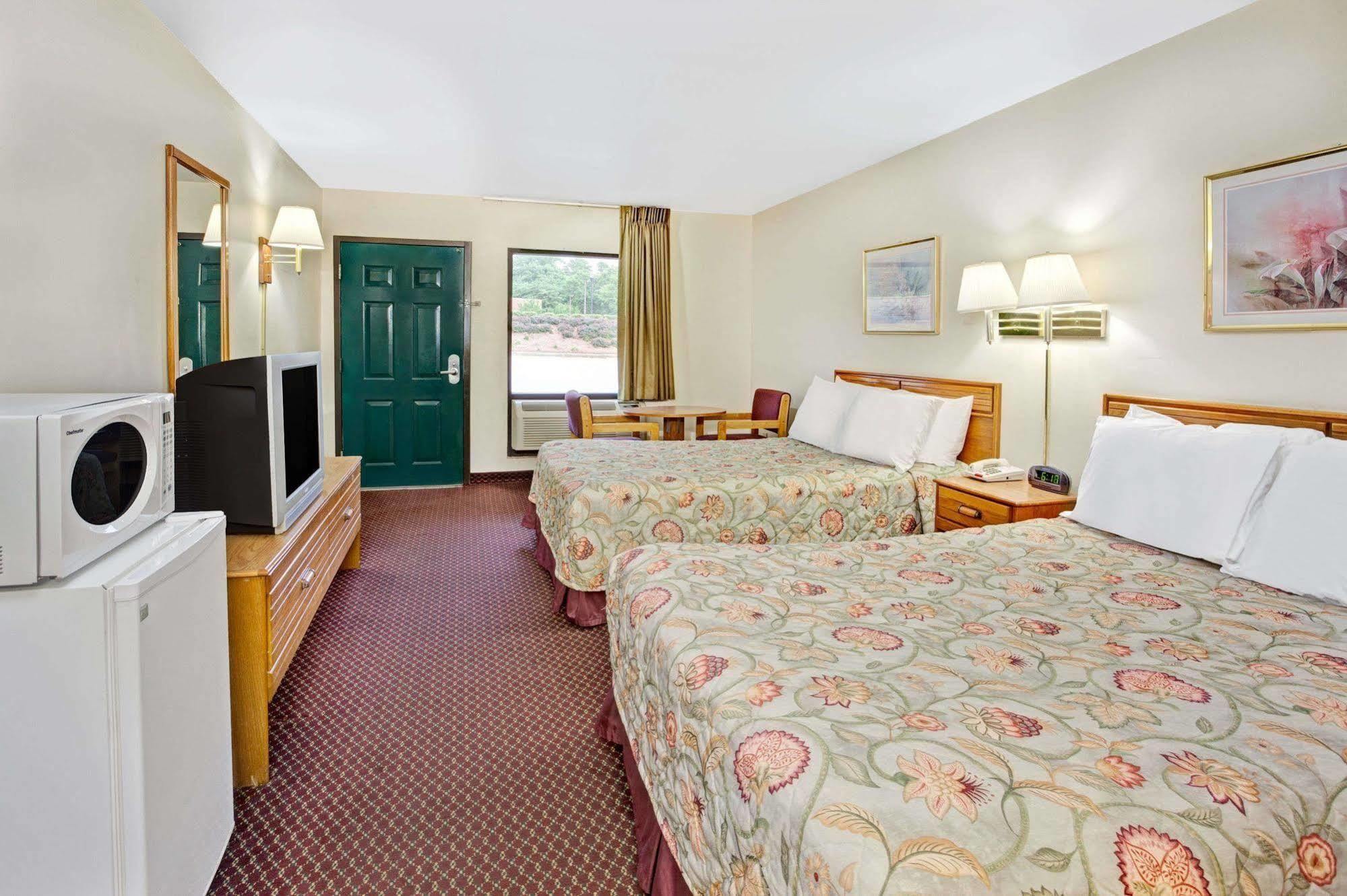 מלון Super 8 By Wyndham Marietta/West/Atl Area מראה חיצוני תמונה