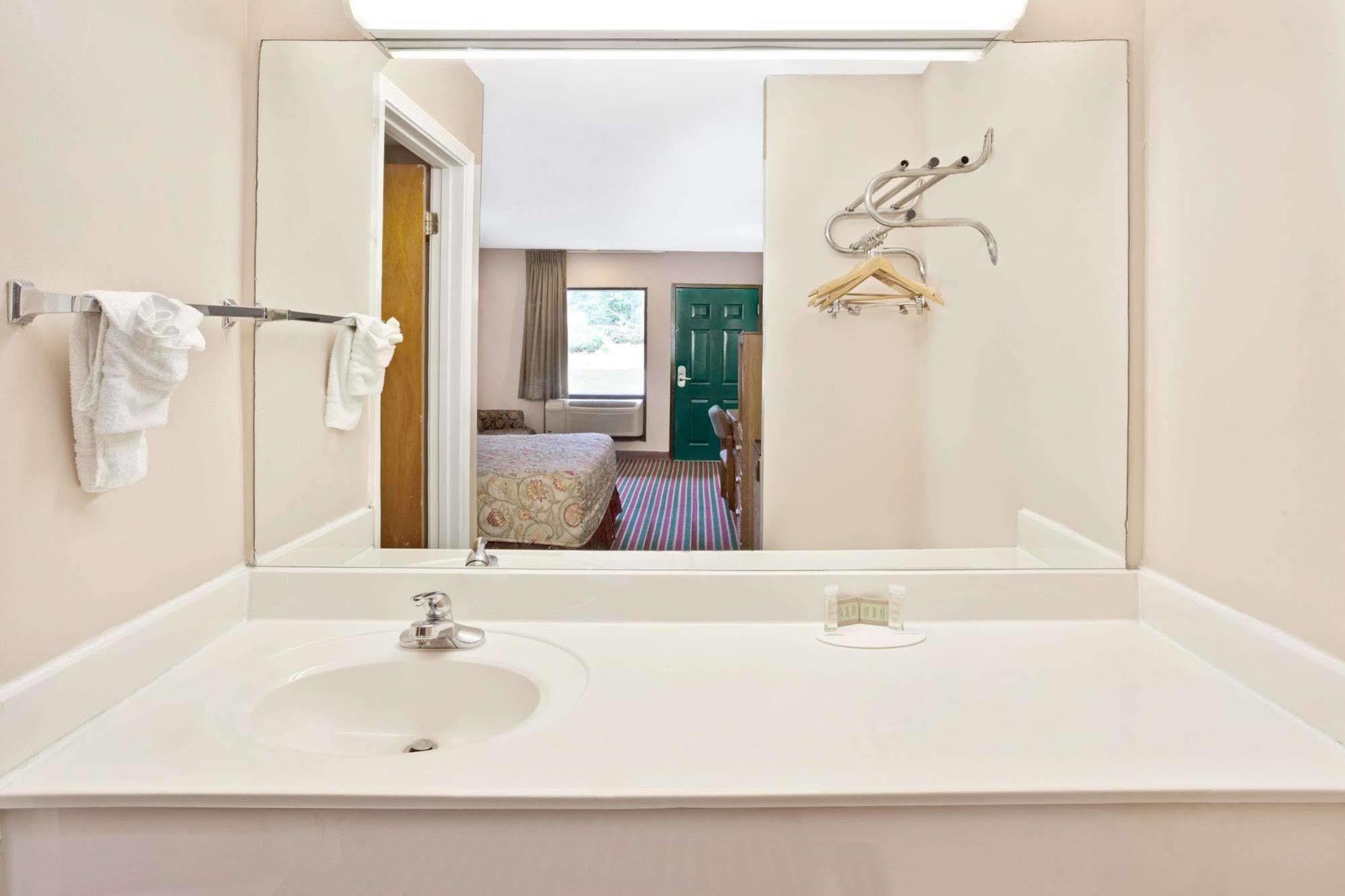 מלון Super 8 By Wyndham Marietta/West/Atl Area מראה חיצוני תמונה